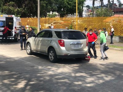 Motociclistas asesinan a dos mujeres que iban en una camioneta en Uruapan; una niña resultó herida
