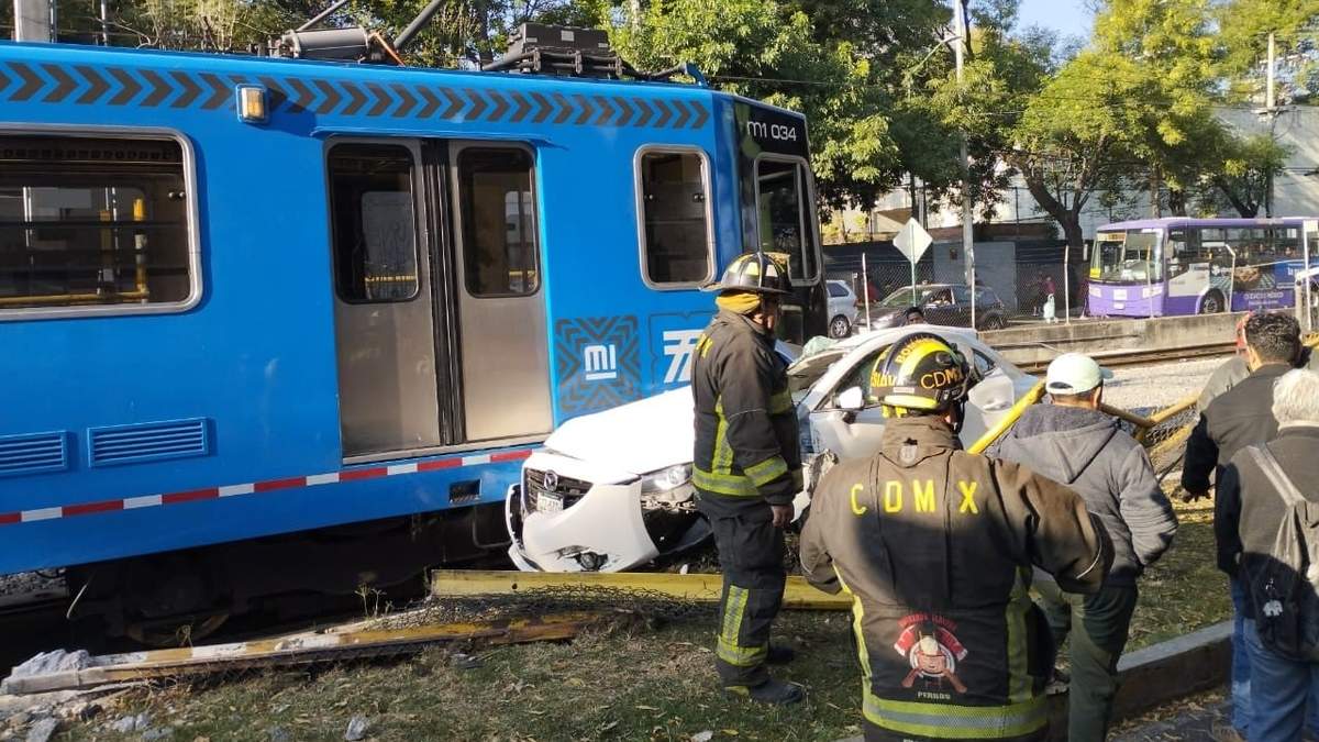 Choca auto contra Tren Ligero en Xochimilco