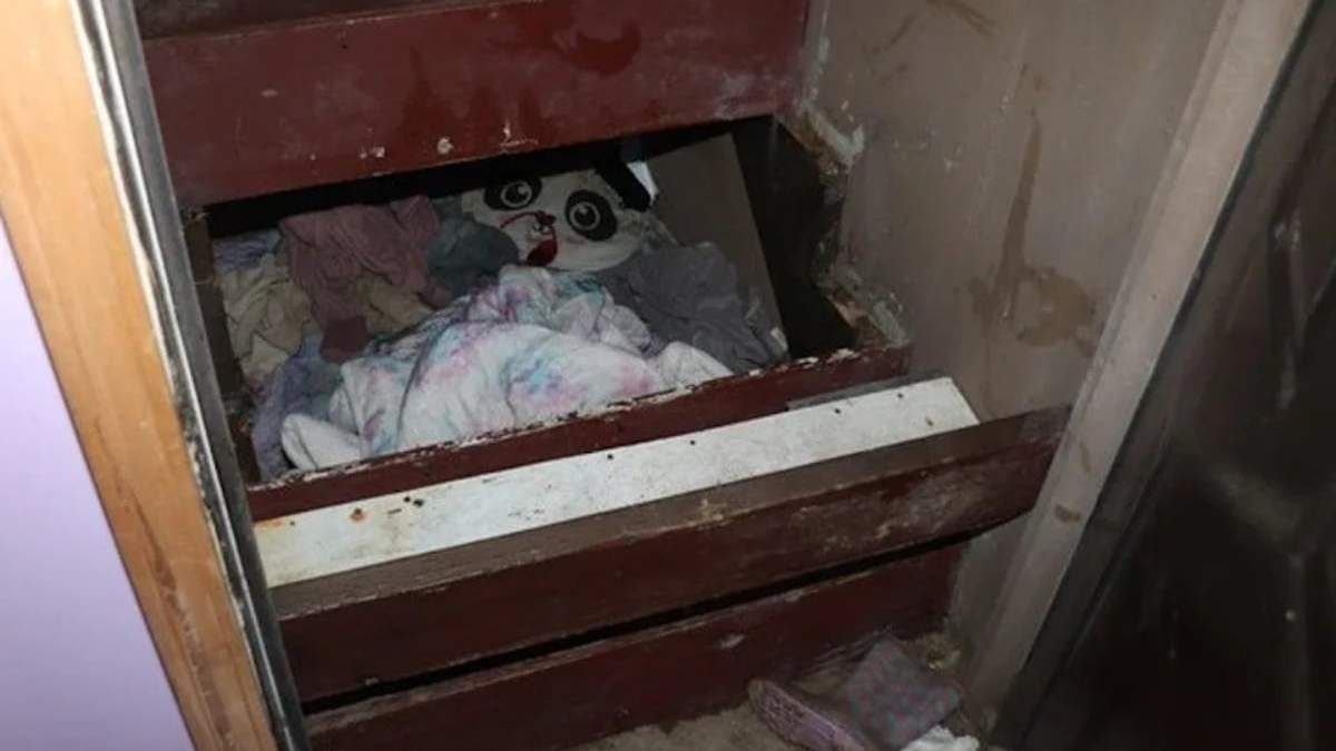 El hueco debajo de una escalera donde estaba la menor