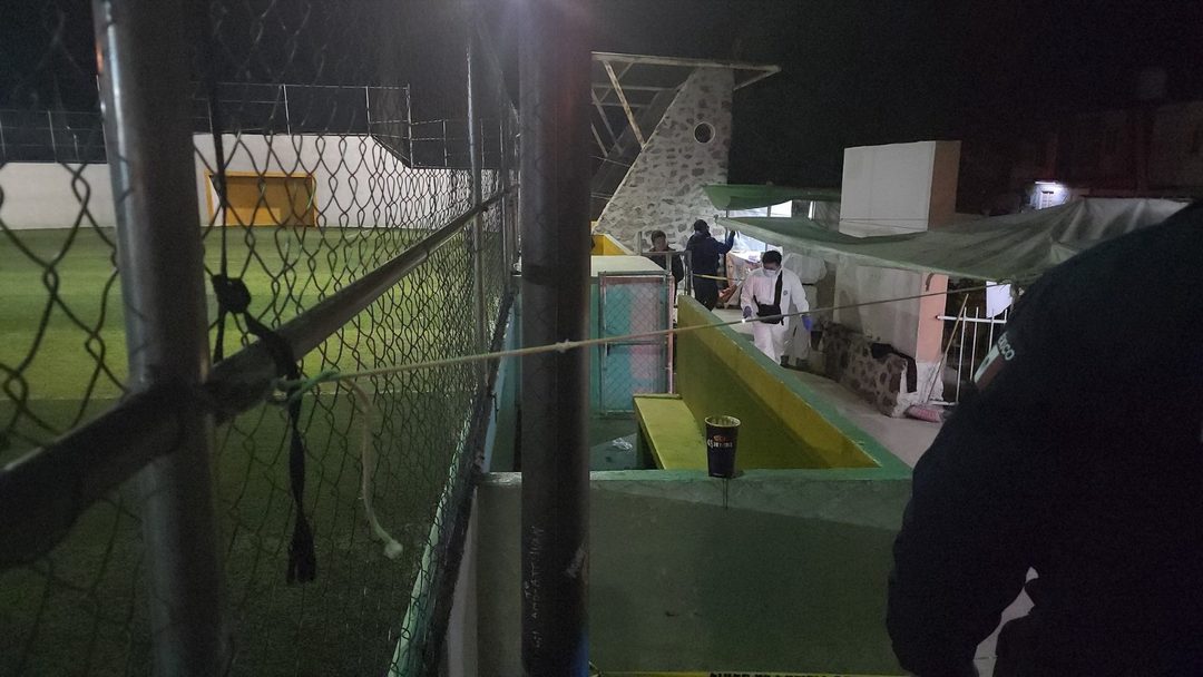 Personal policiaco realiza labores en el lugar donde murieron seis personas en una balacera en Atotonilco de Tula