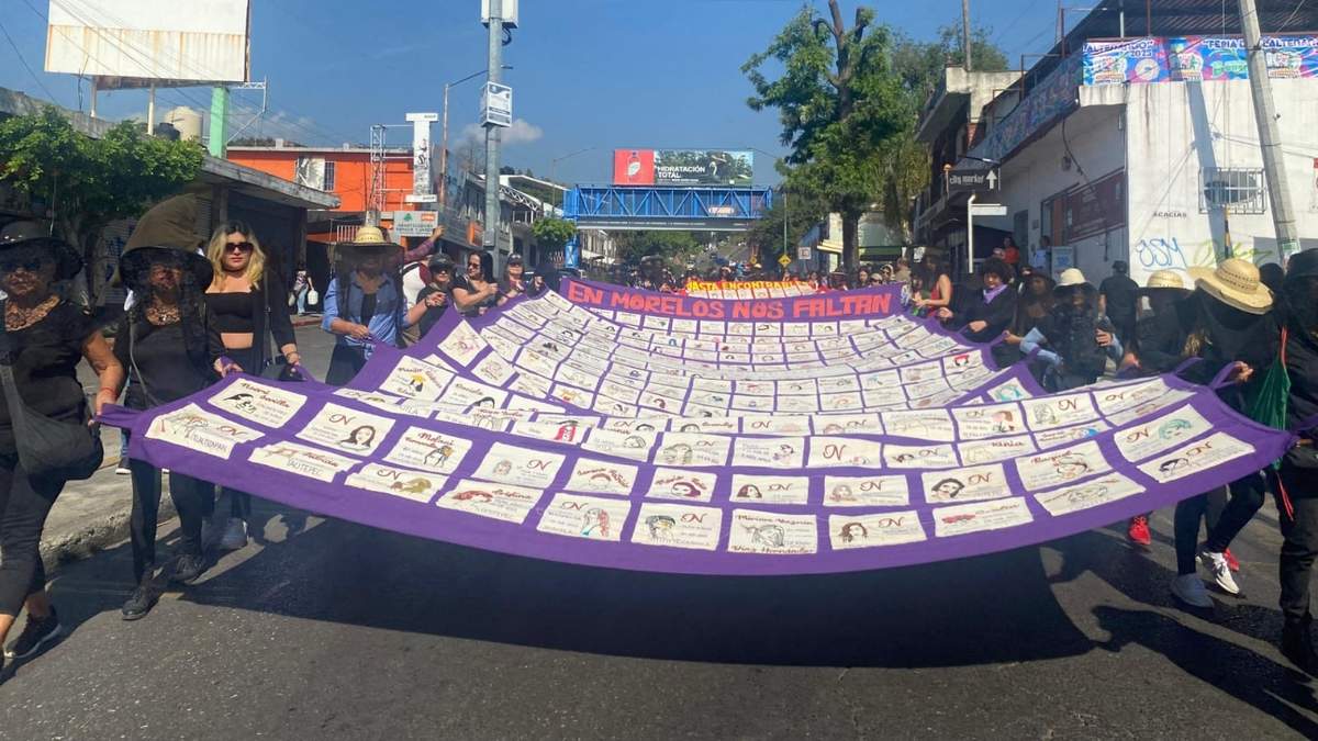 Decenas de mujeres y familias marchan vestidas de negro en Morelos