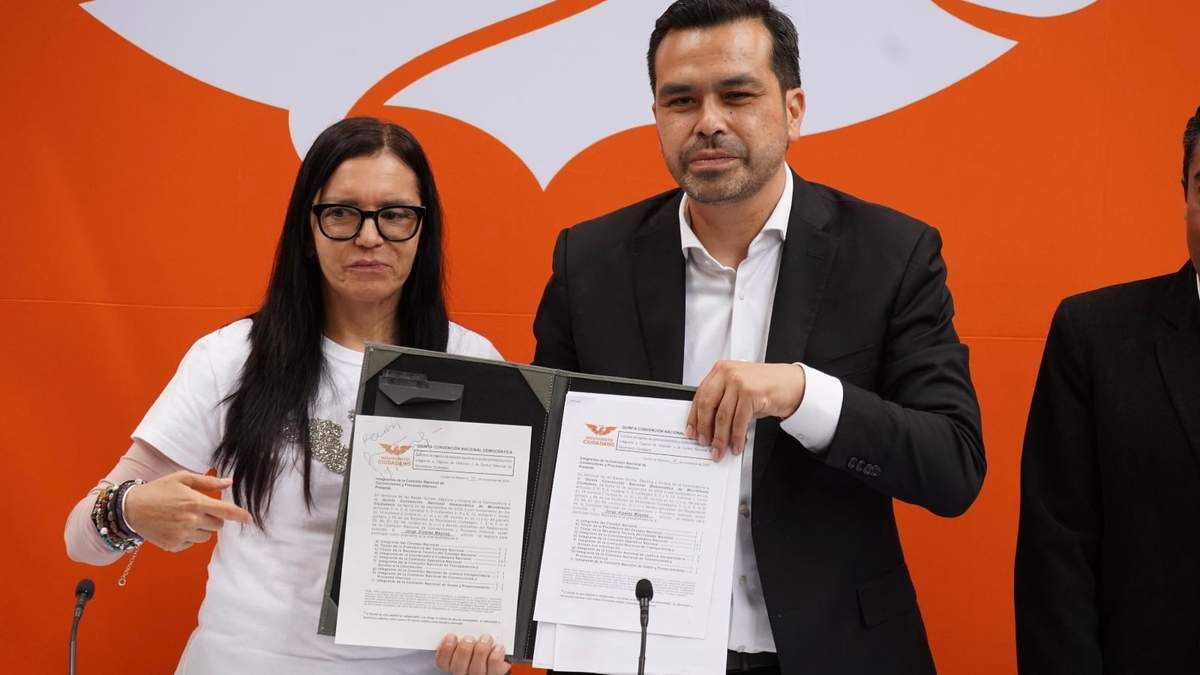 Jorge Álvarez Máynez durante su registro