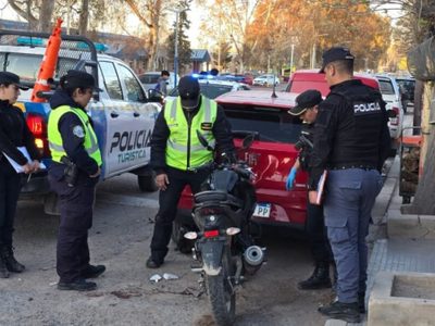 Accidente en Centenario: un motociclista impactó contra un auto frente al hospital Burd