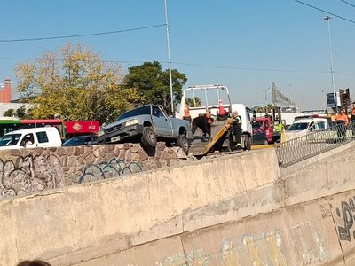 Una camioneta quedó al borde del cacique Guaymallén