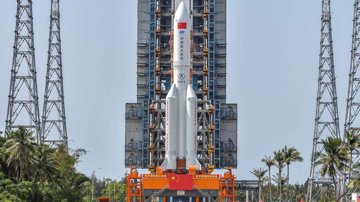 Imagen ilustrativa de la nave Long March 5B de China antes de su lanzamiento. Fuente: (Twitter)