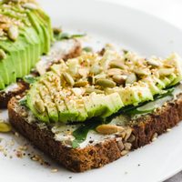 Pan proteico sin harinas: con pocos ingredientes, delicioso y perfecto para hacer tostados