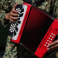 Soldado mexicano trata de renovar un género musical acusado de glorificar a los narcos