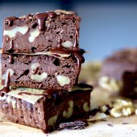 Brownie sin chocolate y con harina de algarroba: tentate con esta receta ideal para unos buenos mates