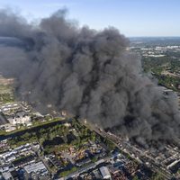 Incendio devora un centro comercial con mil 400 locales