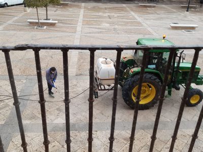 Agricultores españoles usan sus equipos para desinfectar espacios públicos