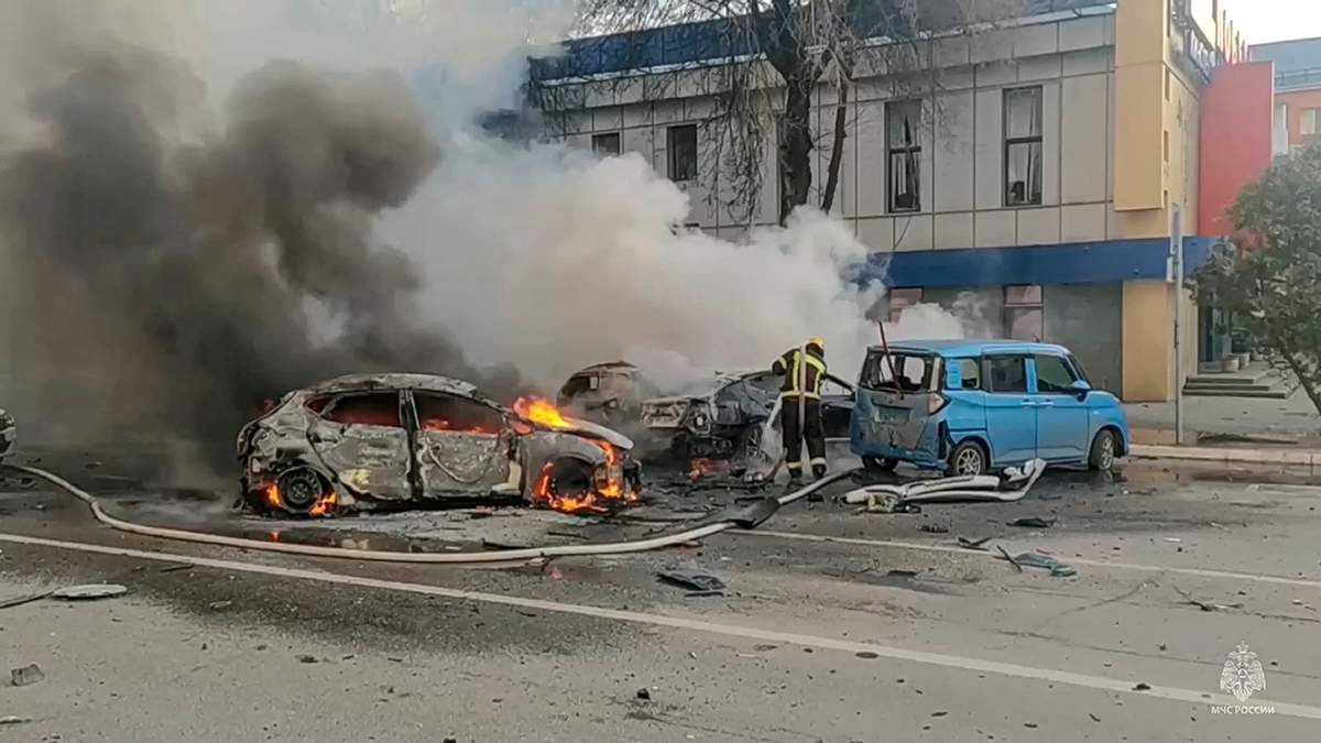 Bomberos extinguen vehículos en llamas después de un ataque en Bélgorod, Rusia