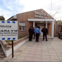 Demoraron a tres sujetos por encontrar dos autos robados que estaban escondidos en una vivienda de Valentina Norte Rural