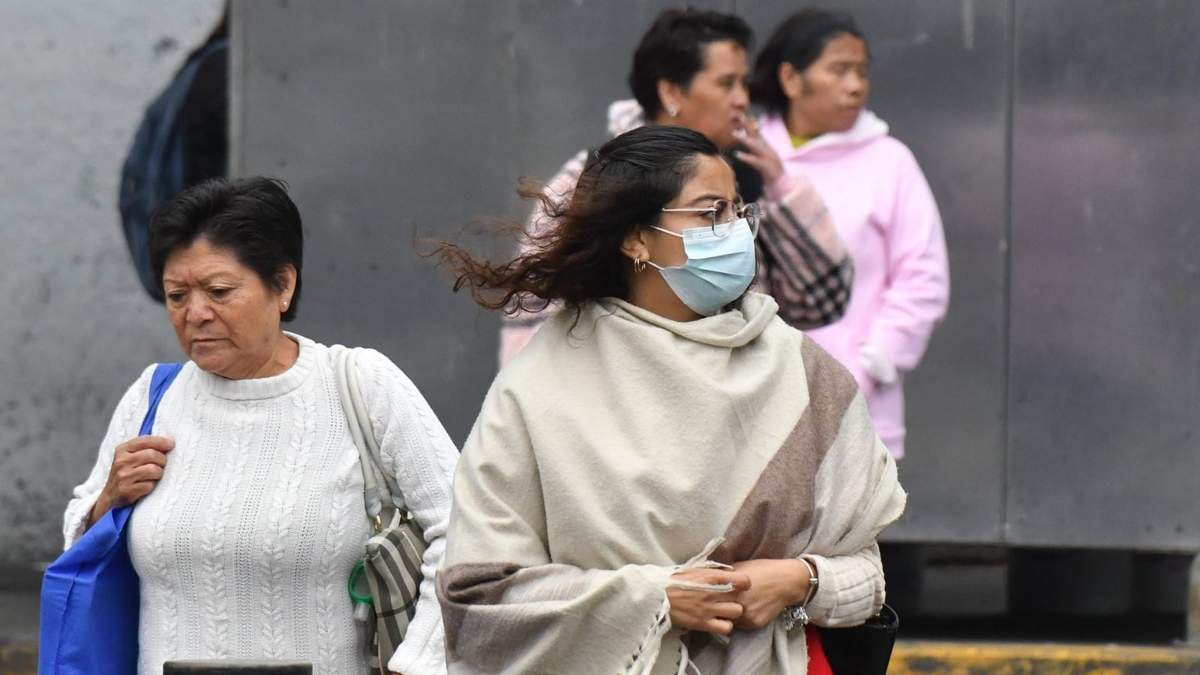 Capitalinos se protegen de las bajas temperaturas
