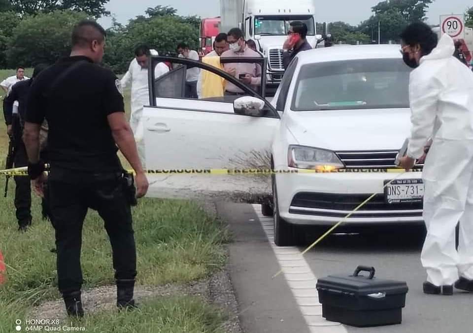 Auto donde encontraron a la mujer muert y la parte trasera del auto se encontraba llorando un pequeño de siete años