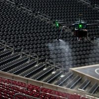 Soluciones para desinfectar los estadios: drones y robots que usan luz ultravioleta