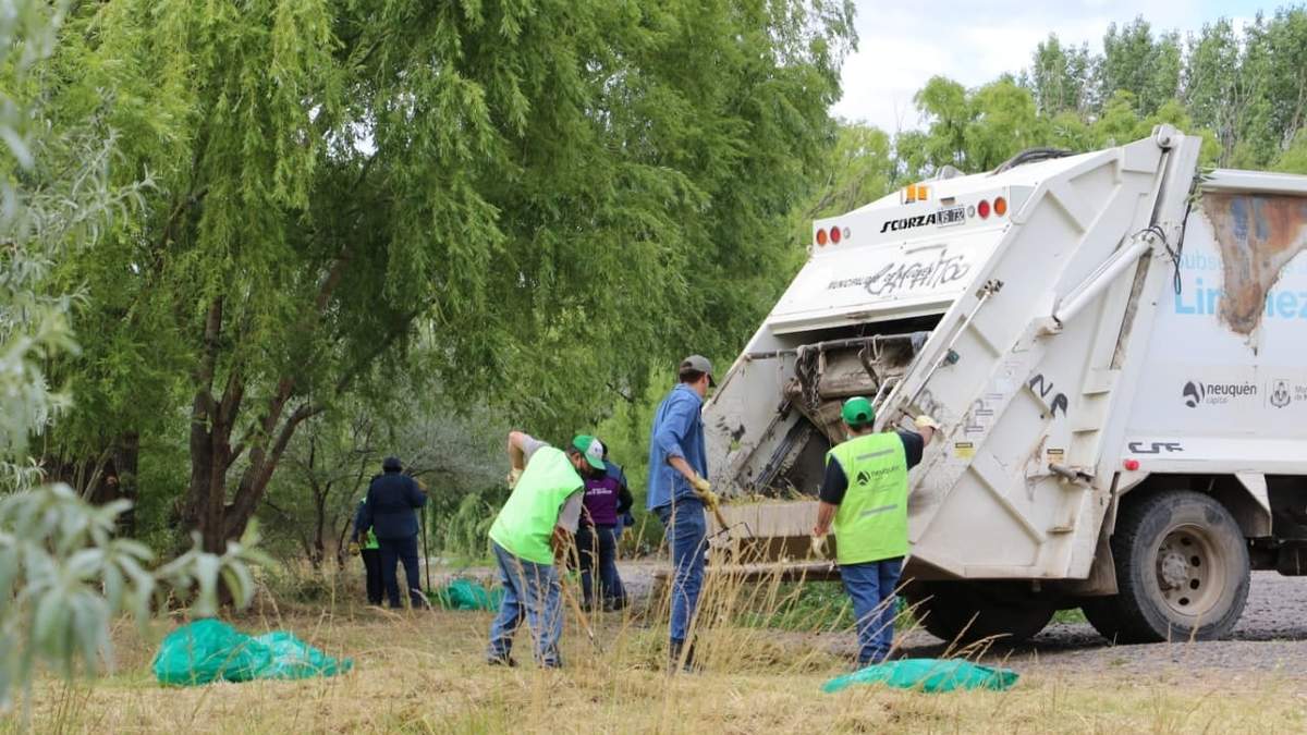 Tareas de limpieza en el río Neuquén. Fuente: (Twitter)