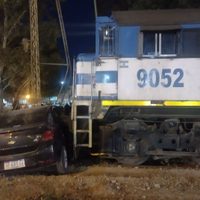 Un tren embistió a un automóvil que estaba sobre las vías