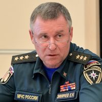 Muere ministro de Rusia al intentar salvar a camarógrafo que cayó a un precipicio