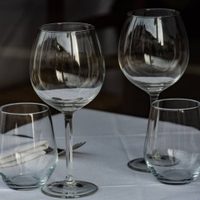 Si se rompió alguna copa, no la tires: mirá cómo convertirla en algo muy útil y delicado para tu living o pieza