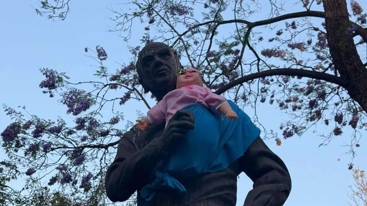 Estatuas de personajes históricos intervenidas con bebés de juguete