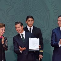 Promulga Peña reforma educativa a favor de 'dreamers”