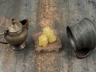 Hallan evidencia de miel en antiguas jarras de bronce