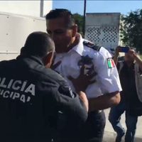 Mando policiaco ordena detectar narcotienditas y lo echan (Video)