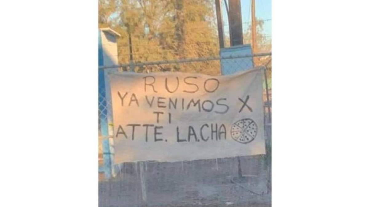 Una de las mantas colgada en en Valle de Mexicali