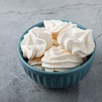 Suspiros de merengue sin huevo: con 2 ingredientes, una receta perfecta para tus postres y con un resultado increíble