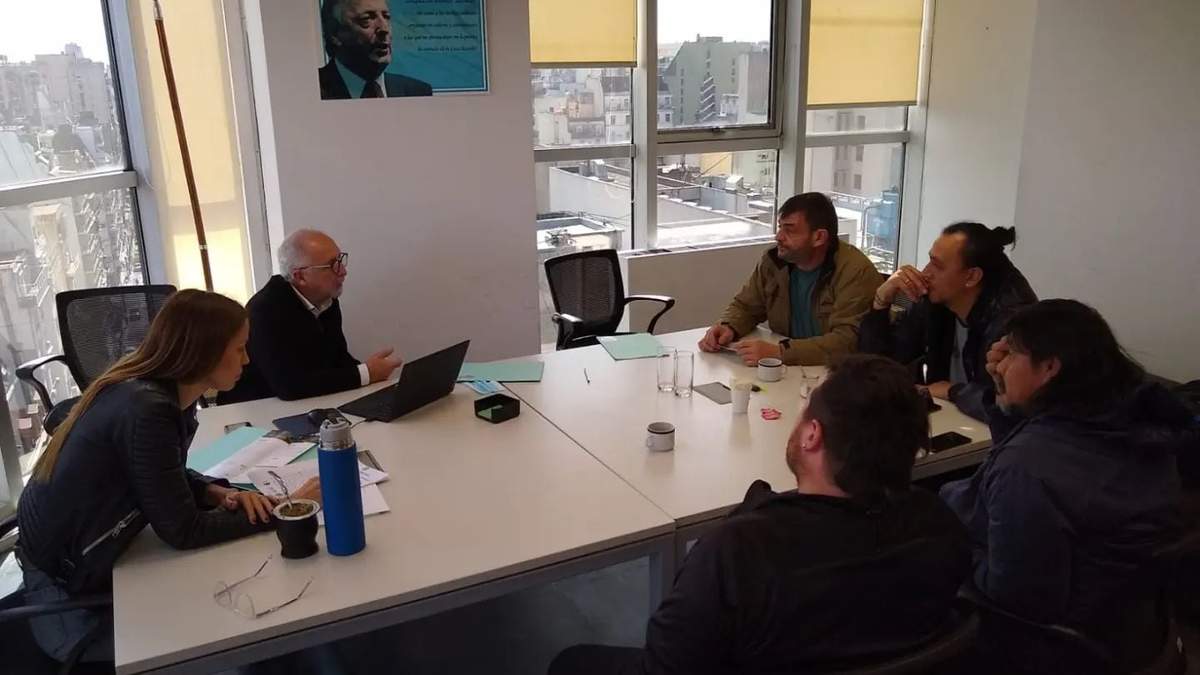 Reunión de los legisladores y trabajadores de la PIAP. Fuente: (Facebook)