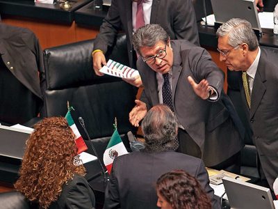 Los jaloneos de Monreal para controlar la bancada morenista
