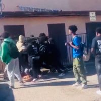 Por defender a su amigo, un adolescente murió golpeado por una turba de jóvenes (Video)