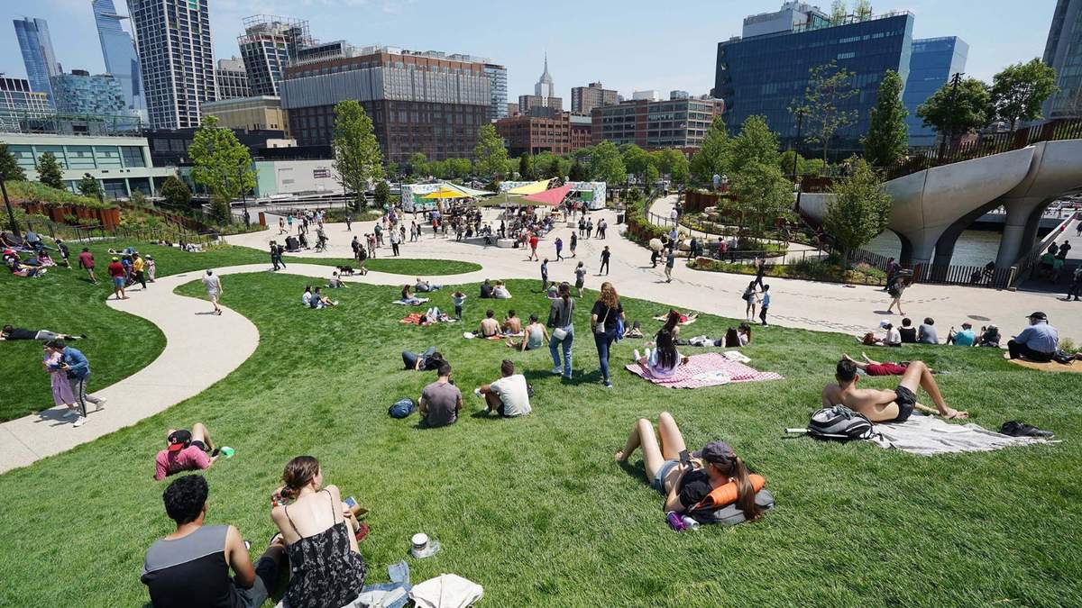 Cientos de personas disfrutan de la naturaleza en el Little Island de Manhattan, Nueva York. Fuente: (Twitter)