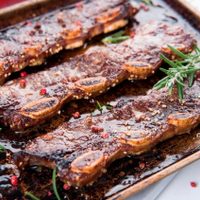 Se corta con cuchara: asado braseado al vino tinto, sin gastar de más y para chuparse los dedos