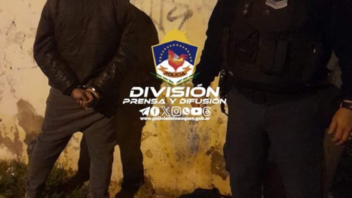 Con el estéreo en la mano, fue detenido a los pocos metros. Fuente (Policía de Neuquén)
