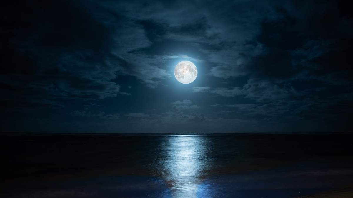 Imagen ilustrativa de la Luna llena vista desde el mar Rojo, frente a Egipto. Fuente: (Twitter)
