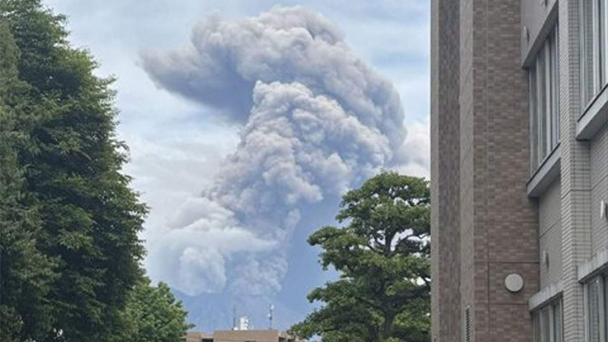 Un día normal en Japón con el volcán Sakurajima entrando en erupción.