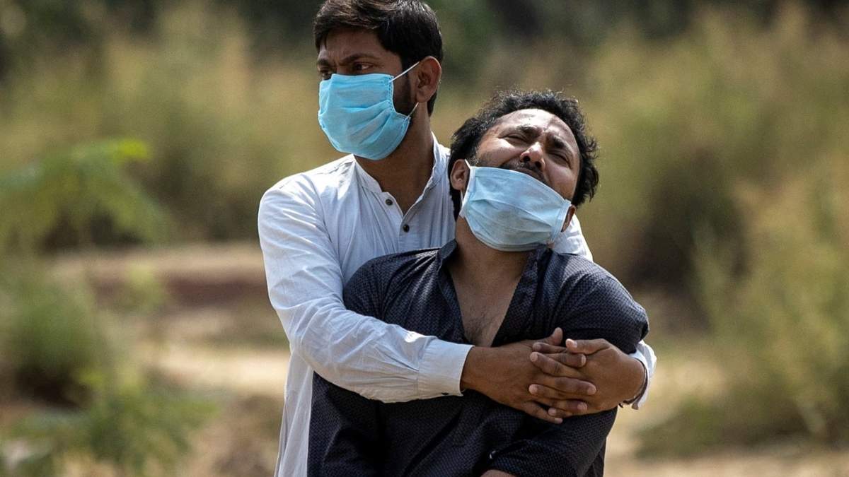 Familiares de un fallecido de coronavirus lamenta la pérdida de su pariente. Fuente: (Twitter)