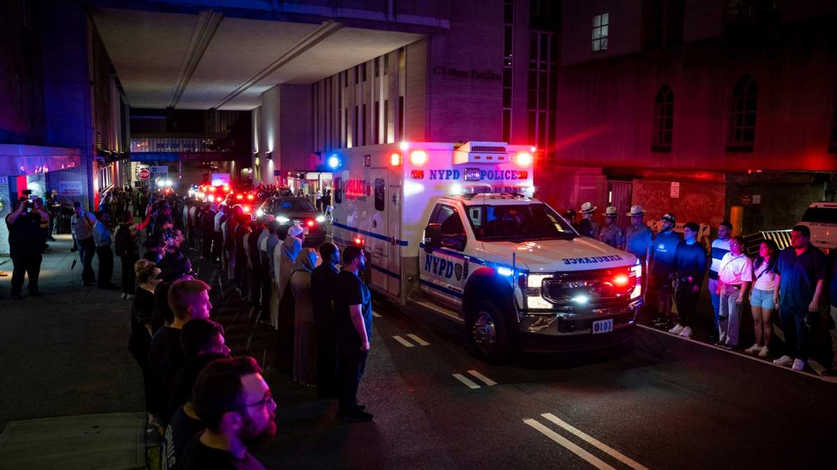 La ambulancia que lleva el cuerpo del policía Didarul Islam sale del Hospital NewYork-Presbyterian/Weill Cornell tras el tiroteo en la ciudad de Nueva York, el 29 de julio del 2025