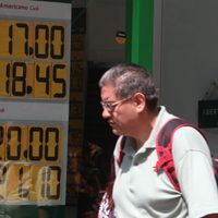 Peso frena su desplome; dólar cierra en $18.75