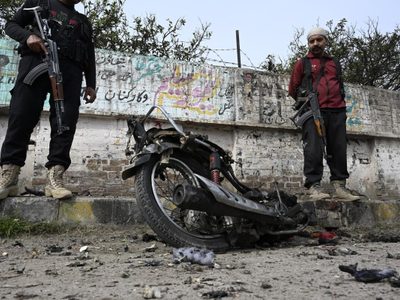 Motocicleta cargada de explosivos estalla en Peshawar y deja dos muertos