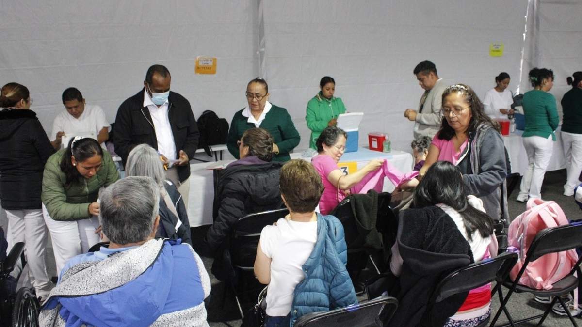 Aplicación de vacunas en el megacentro de Ciudad Universitaria