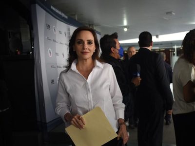 Lilly Téllez arremete contra AMLO por negarle el abrazo a Tatiana Clouthier. Esto dijo
