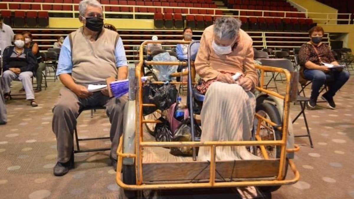 Adultos mayores de 60 años formados para ser vacunados