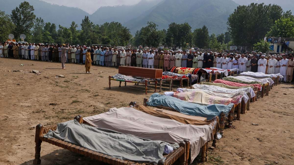 Dolientes asisten a los funerales por las víctimas de las inundaciones repentinas de la víspera, en una aldea próxima a Pir Baba, en el distrito de Buner, en el noroeste de Pakistán, el 16 de agosto de 2025