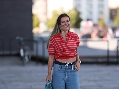 Ya es un hecho, el cuello polo está de regreso: cómo usarlo para estar a la moda esta temporada
