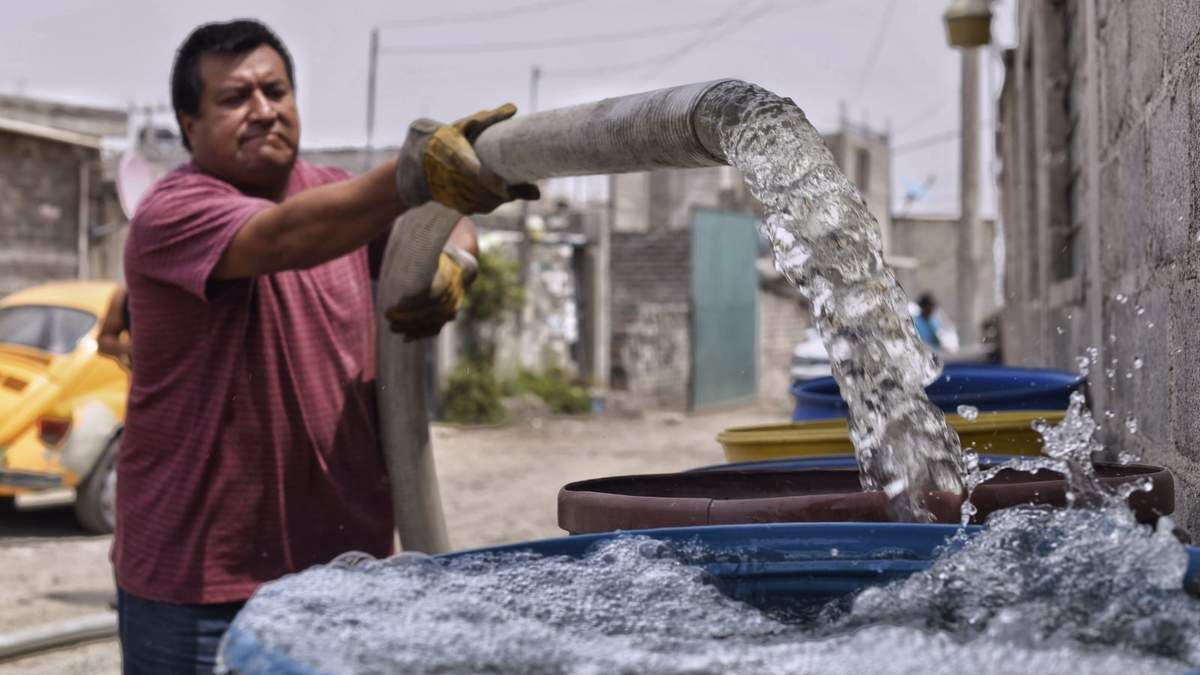 En muchas zonas la gente tiene que adquirir el agua mediante pipas.