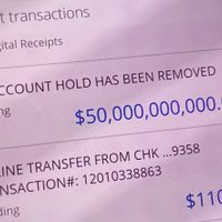 Depositan por error 50 mil millones de dólares a la cuenta bancaria de una familia