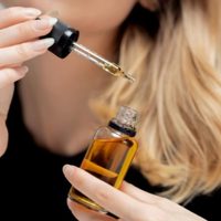 No gastes en productos químicos: tu cabello no va a parar de crecer con este aceite casero de romero y laurel