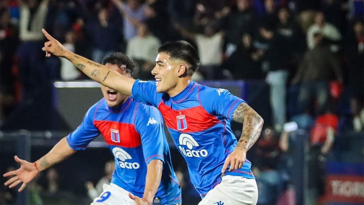 Elías Cabrera celebra el único gol con el que Tigre le ganó a Estudiantes de La Plata
